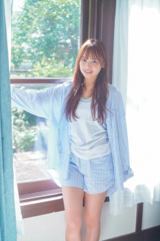 【日向坂46】「美少女っぷりさく裂！」濱岸ひより（18）、「サンデー」グラビア初登場！キュートなミニボトム姿披露の画像