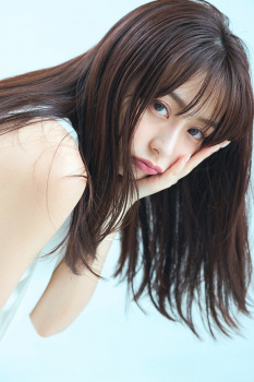 【芸能】宇垣美里、透明感溢れるカットで「週マガ」初表紙の画像