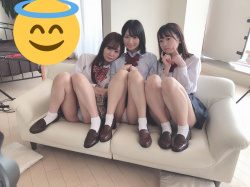 女子高生3人組がソファに腰掛けて足載せてパンツ見せてるの画像