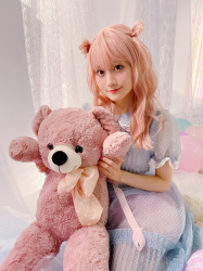 【画像】小倉唯ちゃん(26)の最新画像が可愛すぎる…ピンク髪でこれもはや二次元のアニメキャラが具現化した姿だろ…の画像