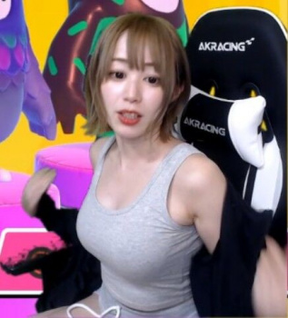 【画像】エチエチ爆乳プロゲーマーさん「165はちっちゃいね。ダメですね。170ないと、正直人権ないんで」の画像