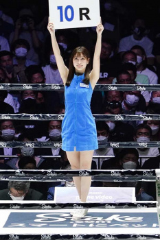【ボクシング】「今まで一番可愛い」「右の子泣いてた」　井上尚弥の背後にいたリングガールにネット騒然の画像