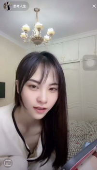 【動画】インスタライブ配信中にうっかり溢れだすおちち、見つかるｗｗｗｗの画像