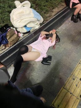 【画像】トー横女子のパンティが小さいと話題の画像