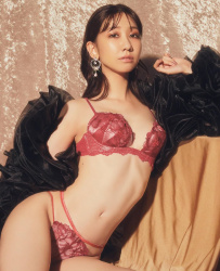 【AKB48】美しすぎる！柏木由紀（31）、セクシーさ爆発！グラマラスな赤のランジェリー姿大胆披露「スタイル抜群！」絶賛の声殺到の画像