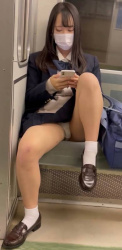 【画像】J●が電車内でパンチラの画像