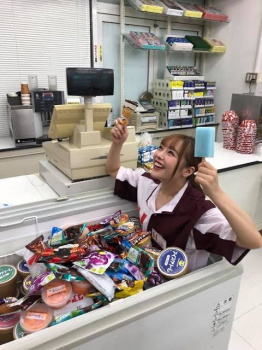 【画像】AV女優の小倉由菜さん、コンビニで暴れるの画像