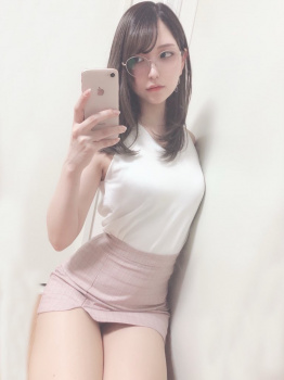 【画像】OLさん、エッロいオフィスカジュアル姿で自撮りしてしまうwwの画像