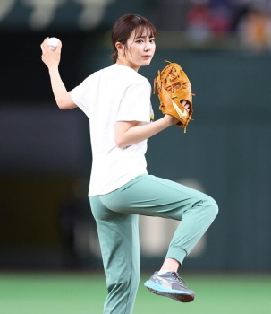 【朗報】日テレの人気女子アナ、始球式でプリケツを晒してしまうWIWIWIWIWIWIWIWIWIWIWIWIWIWIWIWIWIの画像