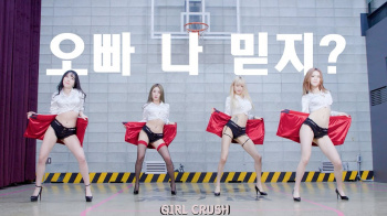 韓国アイドルさん、あたシコ欲を抑えきれずスカートを捲ってパンツを見せてしまうの画像