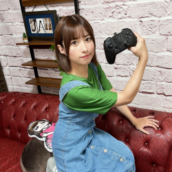 【画像】元AV女優の成瀬心美さん、ゲーム配信で使うプロコントローラーを購入してドヤ顔😉の画像