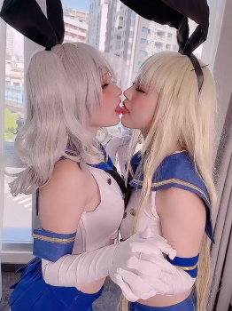 【動画あり】美少女コスプレイヤー2人がおててを絡ませながらベロチューの画像