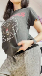 【動画】美少女JK(シャツをたくしあげ、オッパイプルン！)の画像