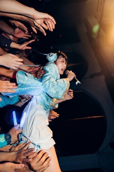 【画像】地下アイドルがライブでダイブした結果wwwwwwwwwwwwwwwwwwwwwwの画像