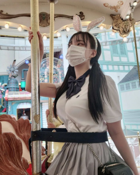 メリーゴーランドに乗ってるでか乳パイスラJK画像の画像