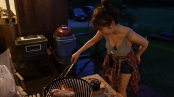 【画像】菊地姫奈ちゃん初のキャンプロケでバーベキューのお肉よりお乳が目立ってしまうの画像