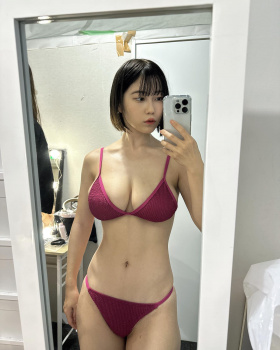 【画像】中々おっぱいが巨乳な女、地鶏するの画像