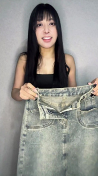 【動画】ケツがデカすぎて変わったスカートの履き方をする女の画像