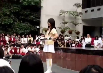【動画】思わぬパンチラに観衆がざわつくの画像