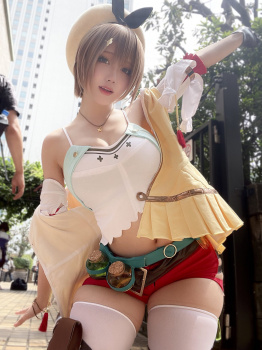 【悲報】コスプレイヤーのふともも、インフレが止まらないの画像