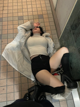 酔いつぶれた女さん、エロすぎるの画像