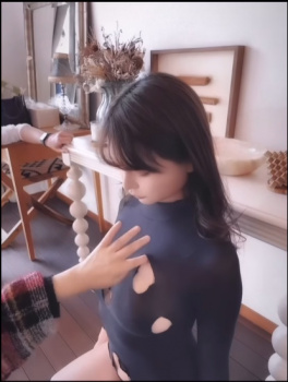 【画像】スタイリストさん、グラドルの服を破いてしまう…の画像