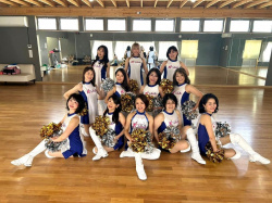 【画像】熟女チアガール、半分以上イケるの画像