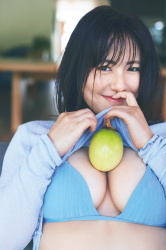 【画像】磯山さやかさん(41)胸に何かを挟むの画像