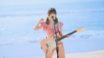 水着姿のMVに「ミュージシャンがこんな格好…」批判、ロックバンド女性ボーカルが反論「視聴者に楽しんでもらえる遊び心は必要」の画像