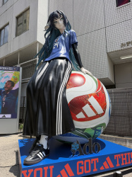 【画像】Adoさん、ワールドカップコラボで巨女フィギュア化の画像