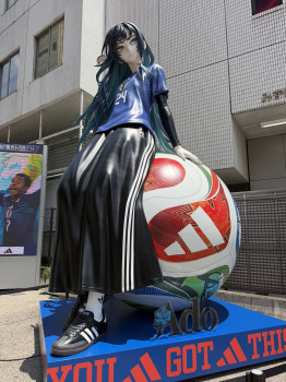 【画像】Adoさん、ワールドカップコラボで巨女フィギュア化の画像
