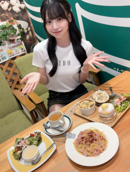 【画像】米村姫良々さん、詰めすぎな上にスカートが短すぎるの画像