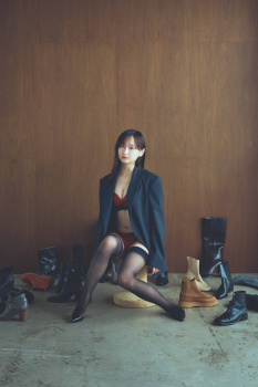 【芸能】影山優佳、大人ランジェリーまとう“袋とじ”カット解禁 初エッセイ集『影まで愛して』に収録の画像