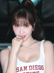 【画像】TWICE・モモ(30)、またしてもエチエチボデーを披露wwwwwwwwwwの画像