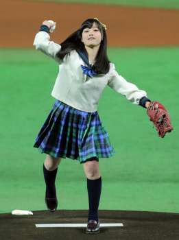【画像】橋本環奈ちゃんさんの歴代始球式ｗｗｗｗｗｗｗｗｗｗの画像