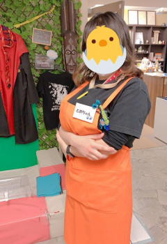 【画像】こんなおっぱいでペットショップ店員はずるいでしょの画像