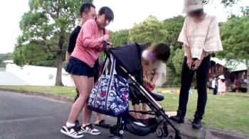 ベビーカーを押すママに謝礼を渡して手マンやSEXしながら公園を歩かせる羞恥プレイの画像