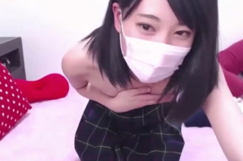 《ライブチャット》パンティを膝までずらして手のひらブラジャーでライブ配信している美少女!!の画像