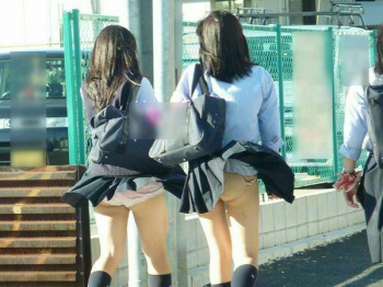 【盗撮画像】素人女子たちの逆さ撮りからしゃがみパンチラ画像！173枚の画像