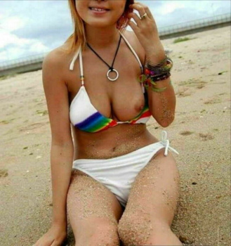 【水着盗撮】エロい熟女ギャル達の水着越しのぽろりおっぱいがエロスの画像