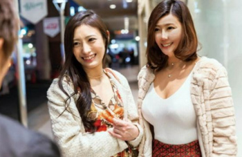 スゴすぎぃ！伝説の男優しみけんが美熟女2人まとめてナンパ鬼イカセの画像