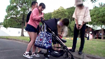 ナンパした子持ちママと野外羞恥プレイ!手マンしながら歩かせ近所の人の前でこっそりチンポ挿入の画像