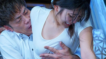 雨でびしょ濡れ透けた巨乳の部下の奥さんを謝りながらレイプするヤバイ上司の画像