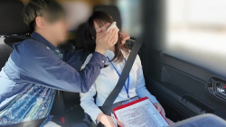教習中に美人教習官を眠らせ車内で猥褻!オナホ扱いでイラマチオ&中出しSEXをする鬼畜教習生の画像
