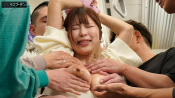 満員電車で爆乳を揺らす美女を取り囲み両サイドから乳首をじっくり舐め回して開発し失禁乳首イキさせる集団痴漢の画像