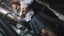 満員バスで背後から巨乳デカ乳輪JKの乳を揉みしだき乳首をコネくり回しチンポをブチ込み犯す痴漢師の画像