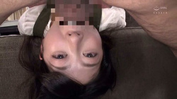  清楚な女子大生がイラマチオで喉奥までチンポを突っ込まれる動画の画像