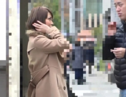 【奥様お持ち帰り】街で見かけたキレイな主婦をアンケートとだましホテルへ！強引に唇を奪ったら…欲求不満な身体はもう止まらない！？の画像