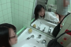 【個人撮影動画】一見真面目そうな人妻を公衆トイレにつれこんで中出しセックスの画像