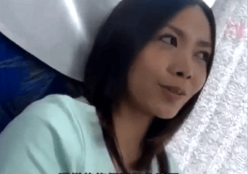 人妻不倫温泉旅行。いい感じに垂れたおっぱいの美熟女が風呂で布団で恥じらいながら感じまくるの画像